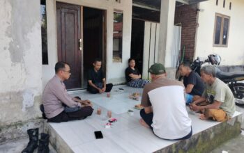 Bhabinkamtibmas Kelurahan Gerantung Intensifkan Patroli Dialogis di Tengah Masyarakat Binaan Sosialisasikan Ketahanan Pangan