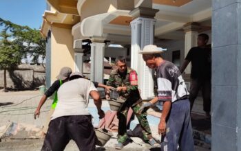 Babinsa Gerung Bangun Kebersamaan Lewat Pembangunan Masjid