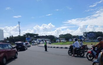Prioritas Jalur Haji: Aksi Sigap Personel Polres Lombok Barat Amankan Rombongan di Bundaran GMS