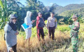 Bhabinkamtibmas Desa Kalimantong Dampingi Penentuan Titik Koordinat Destinasi Pariwisata Kerakyatan
