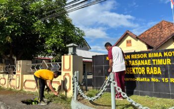 Personel Polsubsektor Raba Polres Bima Kota Laksanakan Manajemen Kebersihan Lingkungan Mako