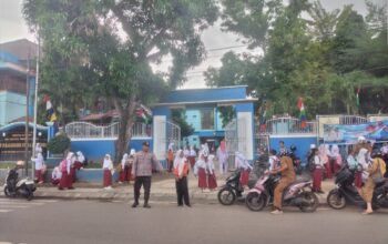 Rawan Siang Polres Bima Kota Bantu Pelajar dan Masyarakat Menyeberang Demi Ciptakan Kamtibcarlantas