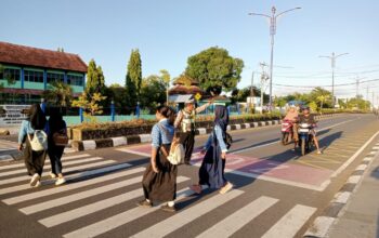 Hadir di Tengah Aktivitas Pagi Masyarakat, Polsek Tanjung Atur Arus Lalu Lintas di Depan SMPN 1 Tanjung