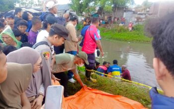 Warga dan Polisi Evakuasi Mayat Pria Lansia di Sungai Jembatan Ule