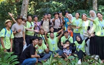 “Bukan Sekadar Menanam Pohon” — Kapolsek Bayan Bersama Relawan dan Masyarakat Adat Hijaukan Hutan Adat Pawang Tenun