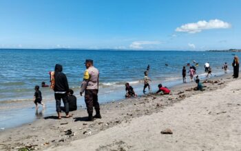 Bhabinkamtibmas Desa Labuhan Haji Monitoring dan Sambang Wisata Pantai, Imbau Pengunjung Jaga Keamanan dan Kebersihan