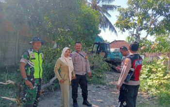 Personel Polsek Jerowaru Laksanakan Pengamanan dan Pengawalan Pelebaran serta Persiapan Pengaspalan Jalan Desa Sukadamai