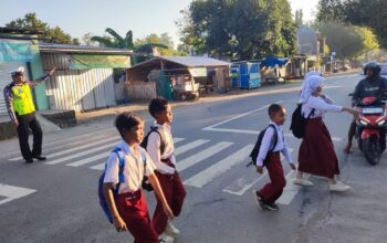 Melayani Dengan Hati, Rawan Pagi Satlantas Polres Bima Kabupaten Bantu Sebrangkan Anak Sekolah