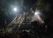 Di Bawah Cahaya Malam, Satgas Garuda Bangun Harapan