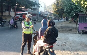 Strong Point Pagi, Unit Lantas Polsek Rasanae Barat Bantu Pelajar Menyeberang dan Edukasi Keselamatan Berlalu Lintas