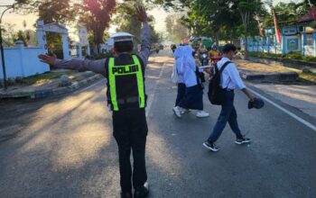 SATLANTAS POLRES DOMPU GELAR RAWAN PAGI DAN SOSIALISASI KESELAMATAN BERLALU LINTAS SECARA HUMANIS