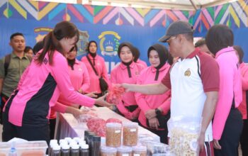 Waka Polda NTB Disambut Ketua Bhayangkari Cabang Bima Saat Tinjau Stand Bazaar Polres Bima dan Pasar Rakyat Serta Bakti Sosial Polres Bima Kabupaten di Mapolda NTB