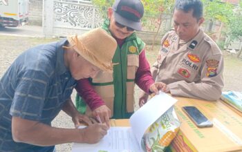 Petani Desa Beleka Terima Bantuan Benih Jagung, Dikawal Ketat Kepolisian
