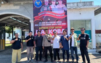 Bhabinkamtibmas Desa Tanjung Luar Bersama Babinsa Pasang Baliho Imbauan Bahaya Narkoba