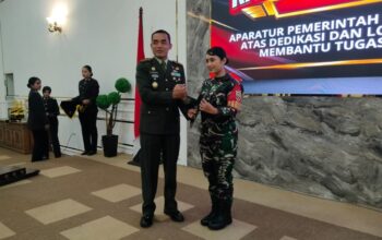 Dedikasi Nyata untuk Negeri, Babinsa Karang Bayan Terima Penghargaan pada HUT Polri Ke-80