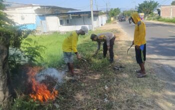 Peduli Kebersihan Lingkungan, Polsek Woha Bersama Pemdes Penapali Gelar Gotong Royong Bersihkan Sampah
