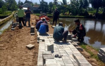 Babinsa Dampingi Pembangunan Jalan Usaha Tani Demi Kemajuan Petani