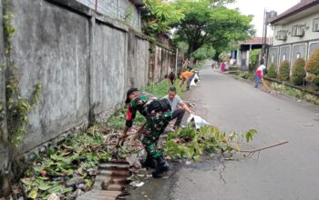 Aksi Babinsa Cakranegara Bersihkan Lingkungan Demi Masyarakat Sehat
