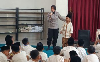 SAT BINMAS POLRES DOMPU BERIKAN PENYULUHAN BAHAYA NARKOBA DAN KENAKALAN REMAJA DI SMP IT IMAM BUKHARI